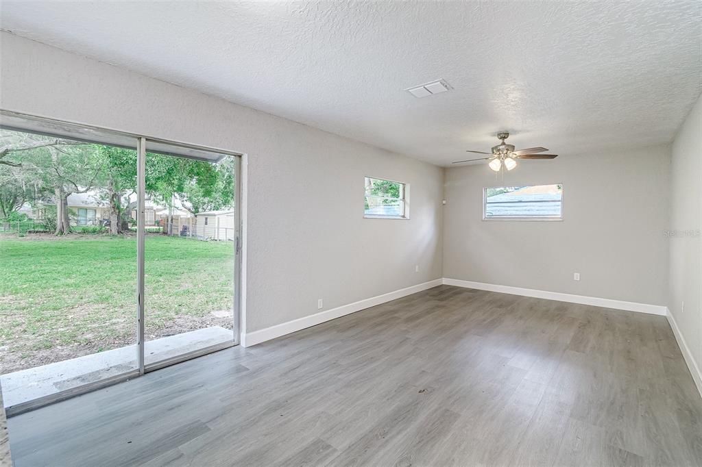 Recently Sold: $300,000 (3 beds, 2 baths, 1271 Square Feet)