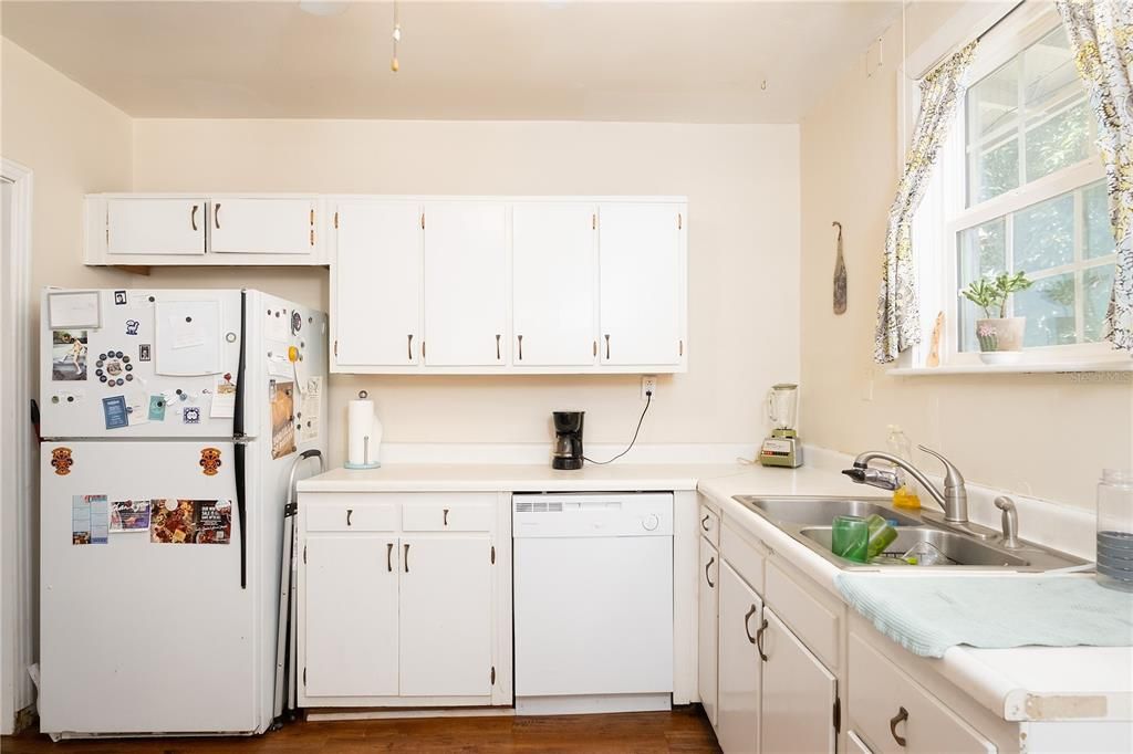Recently Sold: $220,000 (3 beds, 1 baths, 1284 Square Feet)