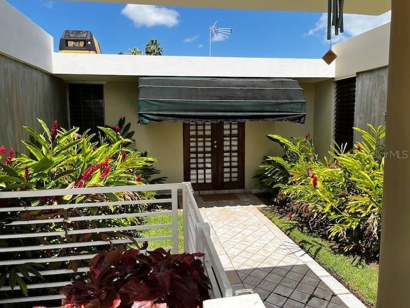 Vendido Recientemente: $479,900 (4 camas, 3 baños, 2000 Pies cuadrados)