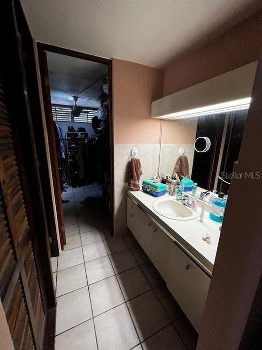 Vendido Recientemente: $479,900 (4 camas, 3 baños, 2000 Pies cuadrados)