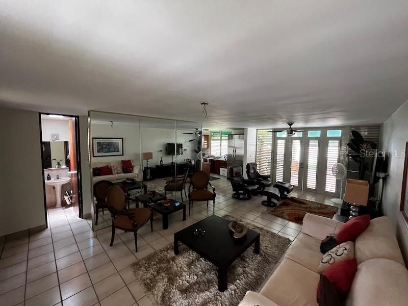 Vendido Recientemente: $479,900 (4 camas, 3 baños, 2000 Pies cuadrados)