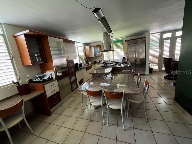 Vendido Recientemente: $479,900 (4 camas, 3 baños, 2000 Pies cuadrados)