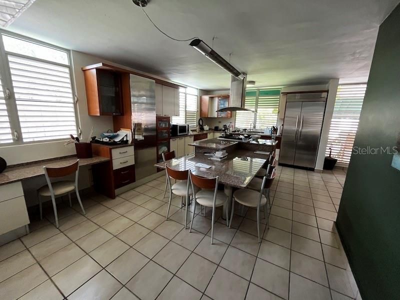 Vendido Recientemente: $479,900 (4 camas, 3 baños, 2000 Pies cuadrados)