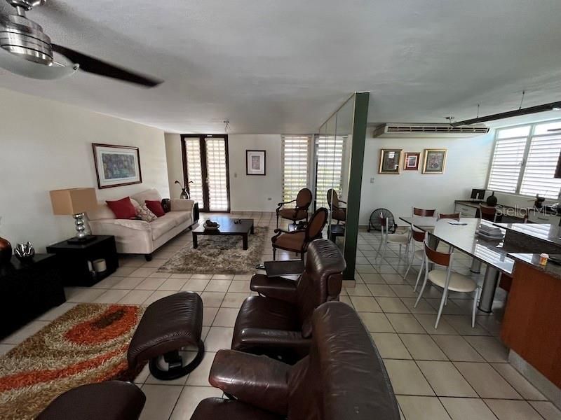 Vendido Recientemente: $479,900 (4 camas, 3 baños, 2000 Pies cuadrados)