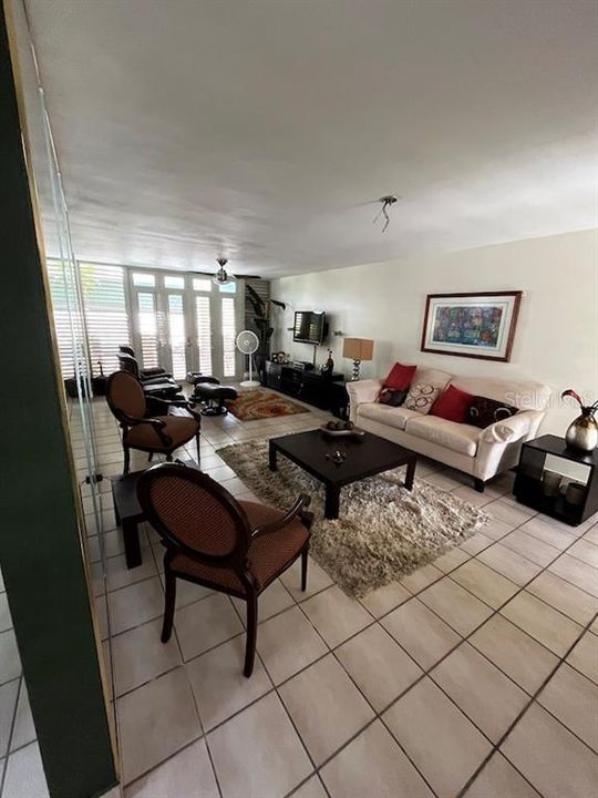 Vendido Recientemente: $479,900 (4 camas, 3 baños, 2000 Pies cuadrados)