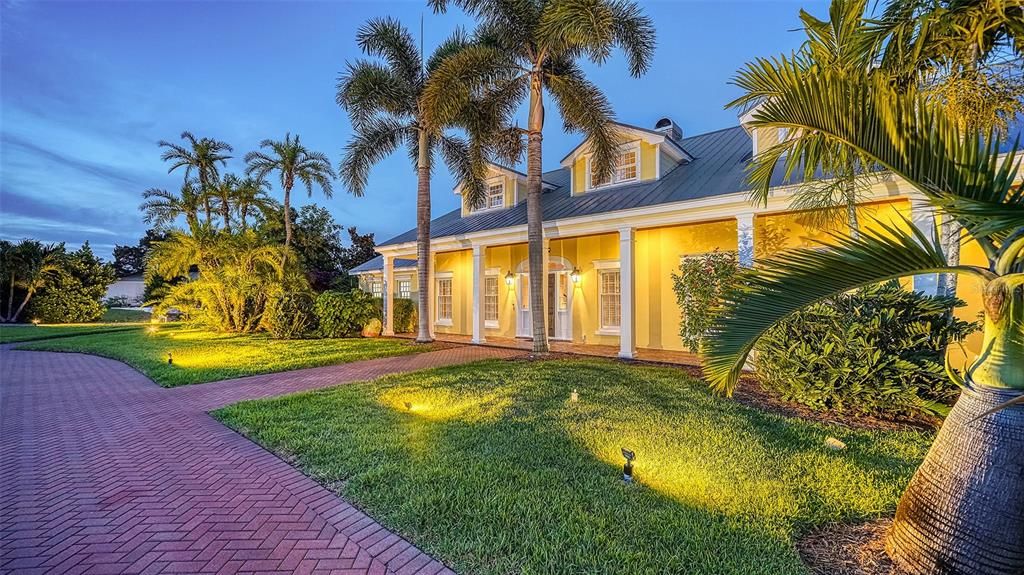 Recently Sold: $3,500,000 (6 beds, 4 baths, 6496 Square Feet)