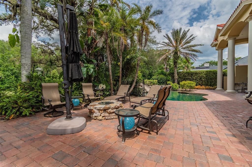Recently Sold: $1,685,000 (6 beds, 5 baths, 5767 Square Feet)