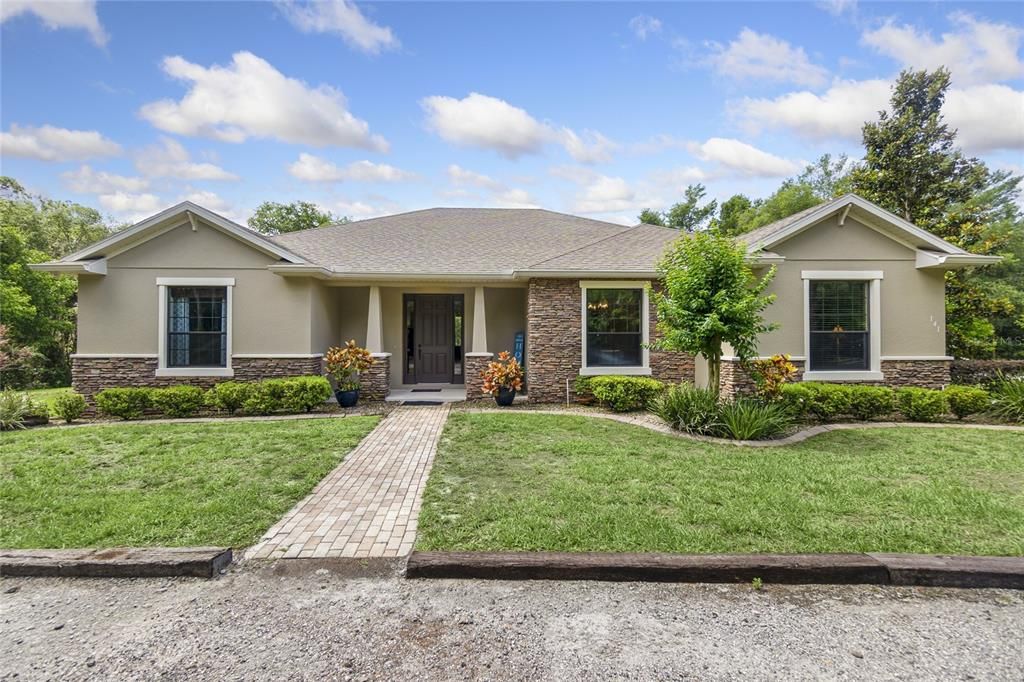 Recently Sold: $720,000 (3 beds, 3 baths, 2204 Square Feet)