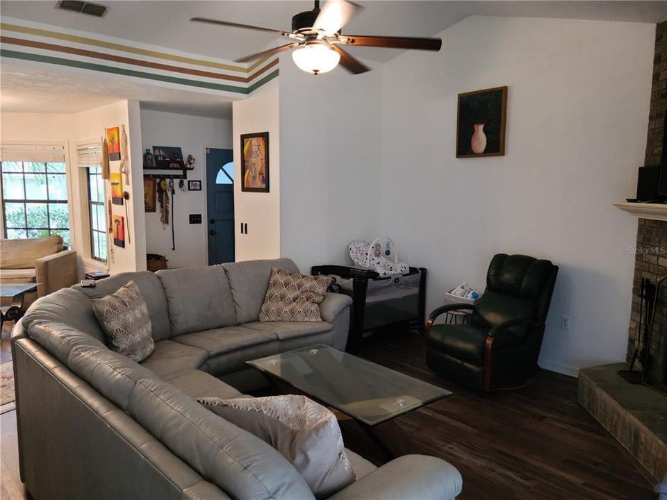 Recently Rented: $1,900 (3 beds, 2 baths, 1428 Square Feet)