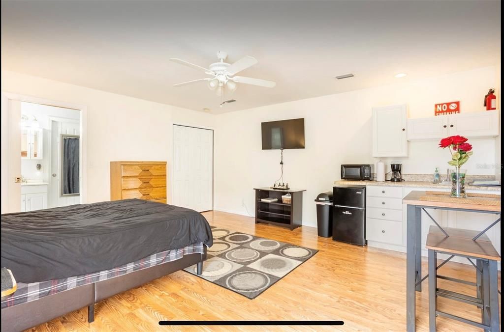 Active With Contract: $2,200 (1 beds, 1 baths, 470 Square Feet)