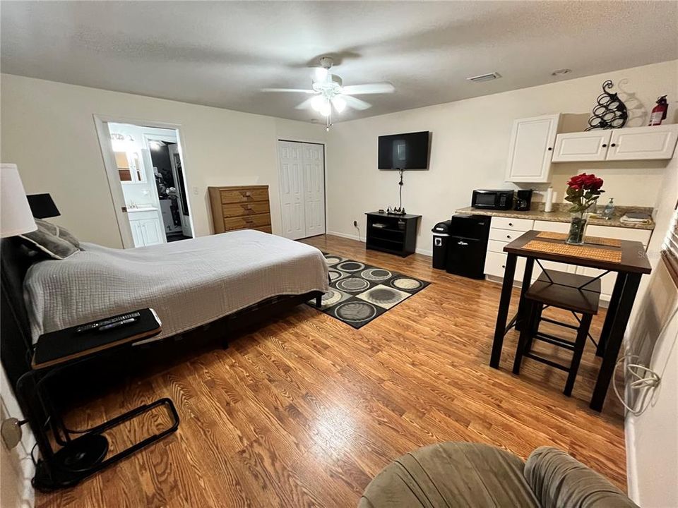 Active With Contract: $2,200 (1 beds, 1 baths, 470 Square Feet)