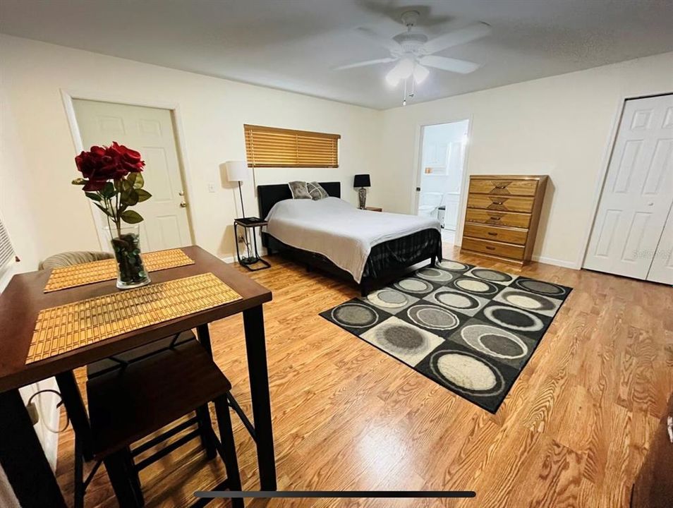 Active With Contract: $2,200 (1 beds, 1 baths, 470 Square Feet)