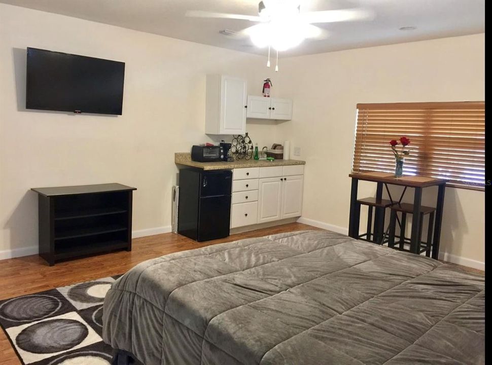 Active With Contract: $2,200 (1 beds, 1 baths, 470 Square Feet)