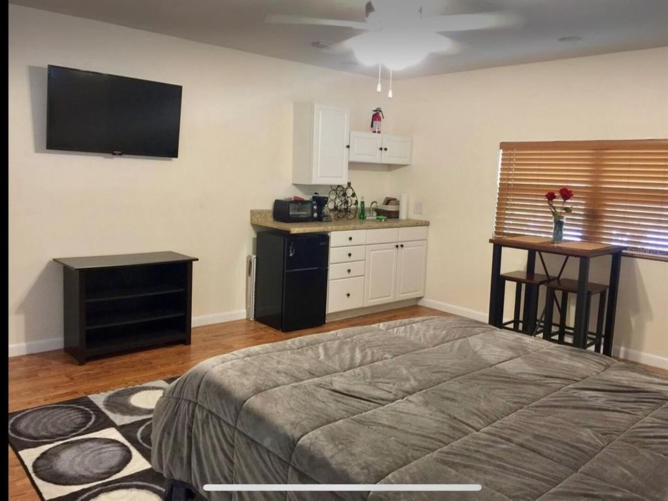 Active With Contract: $2,200 (1 beds, 1 baths, 470 Square Feet)