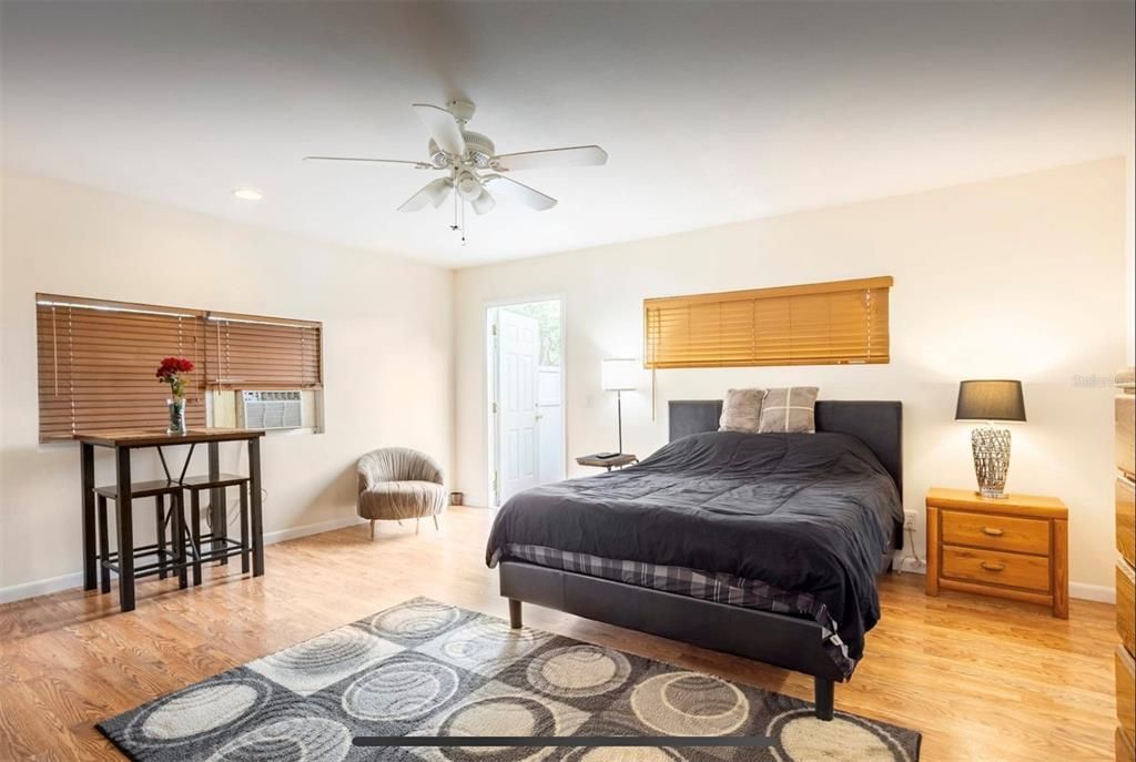 Active With Contract: $2,200 (1 beds, 1 baths, 470 Square Feet)