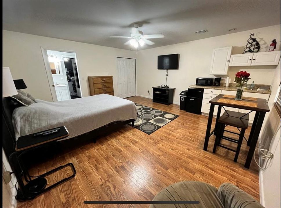 Active With Contract: $2,200 (1 beds, 1 baths, 470 Square Feet)