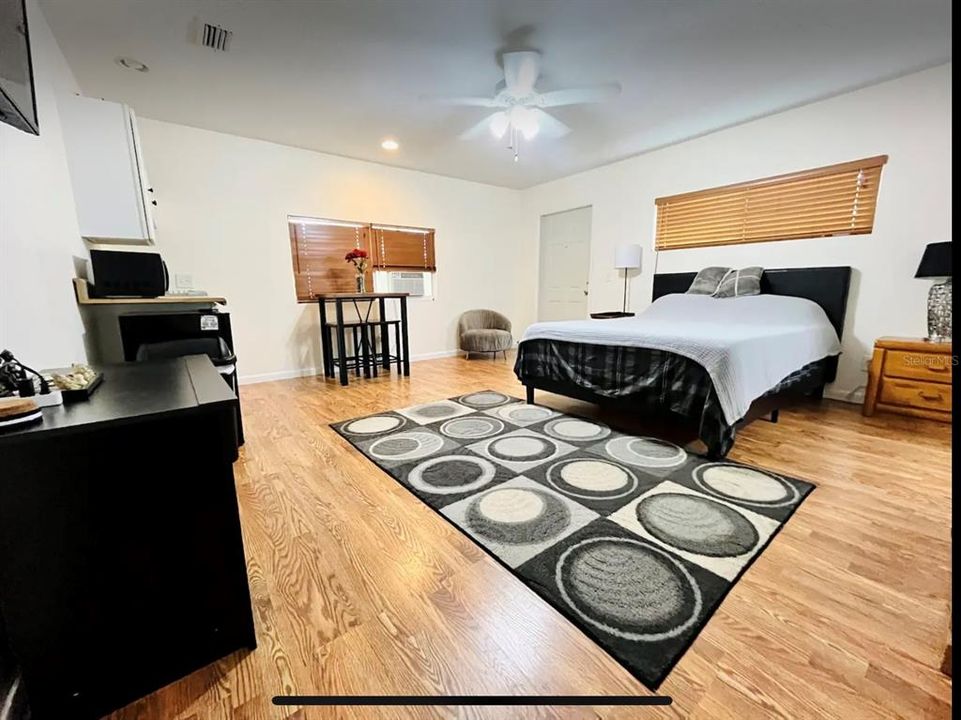 Active With Contract: $2,200 (1 beds, 1 baths, 470 Square Feet)