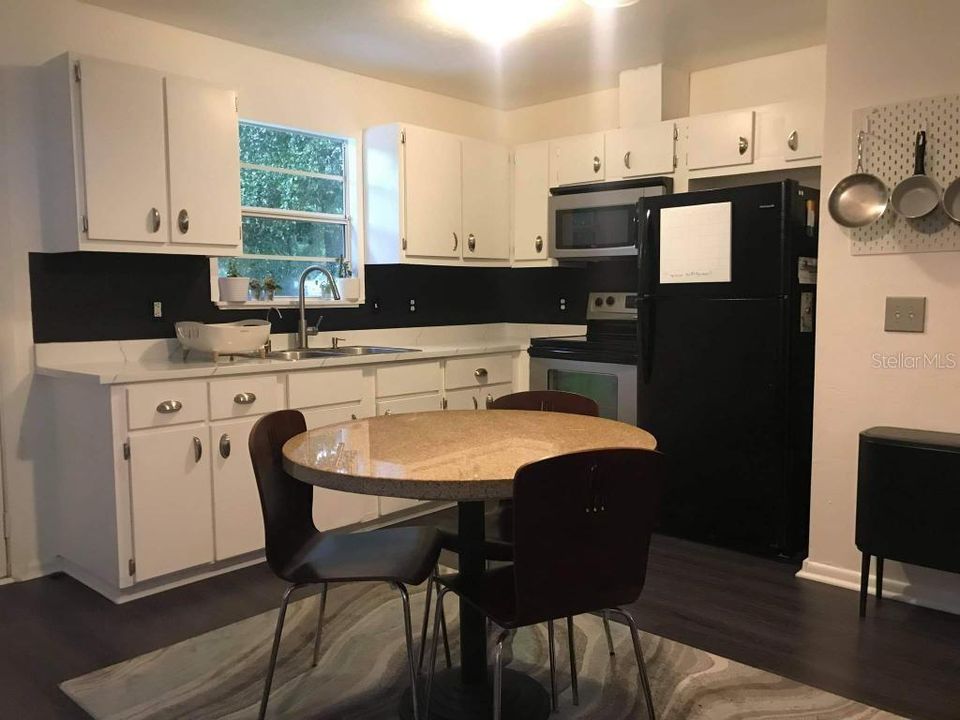 Recently Sold: $159,000 (2 beds, 1 baths, 960 Square Feet)