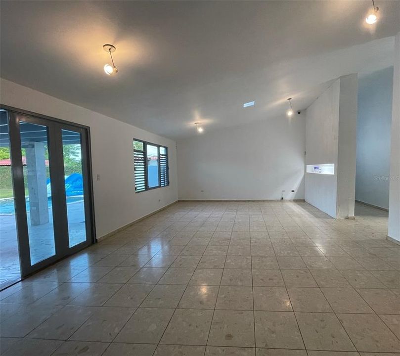 Vendido Recientemente: $425,000 (4 camas, 3 baños, 2700 Pies cuadrados)