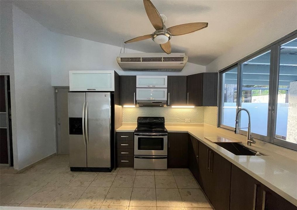 Vendido Recientemente: $425,000 (4 camas, 3 baños, 2700 Pies cuadrados)