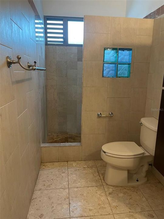 Vendido Recientemente: $425,000 (4 camas, 3 baños, 2700 Pies cuadrados)