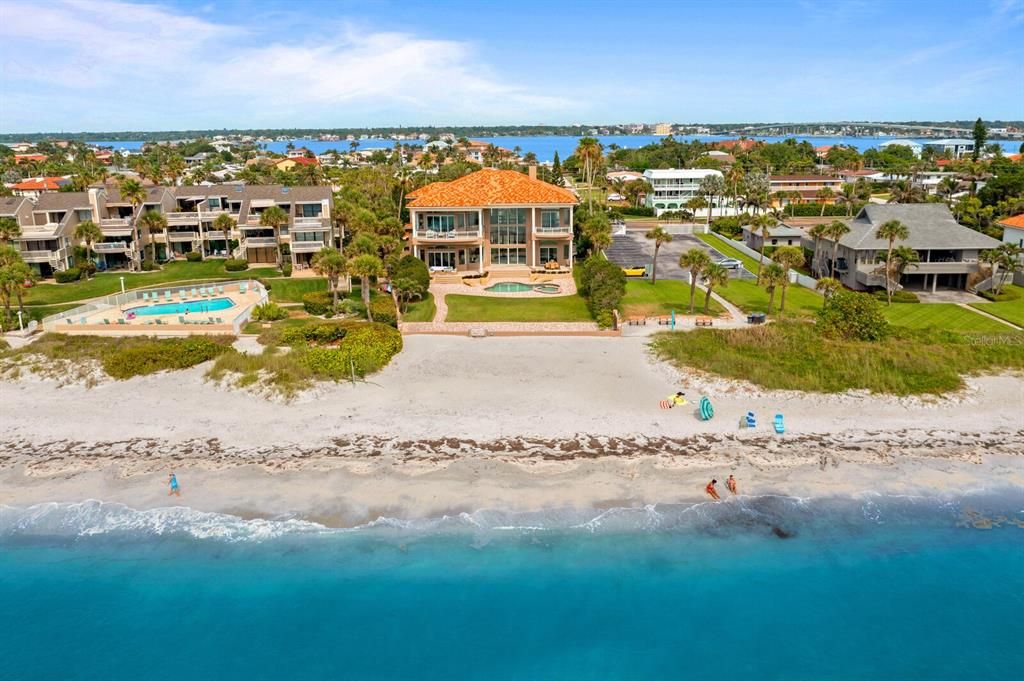 Recently Sold: $7,995,000 (4 beds, 5 baths, 6487 Square Feet)