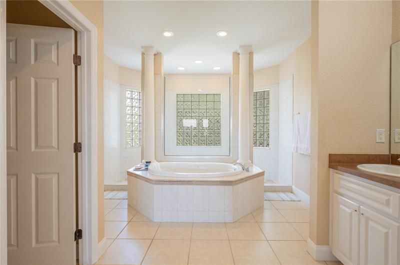 最近售出: $859,900 (4 贝兹, 3 浴室, 3721 平方英尺)