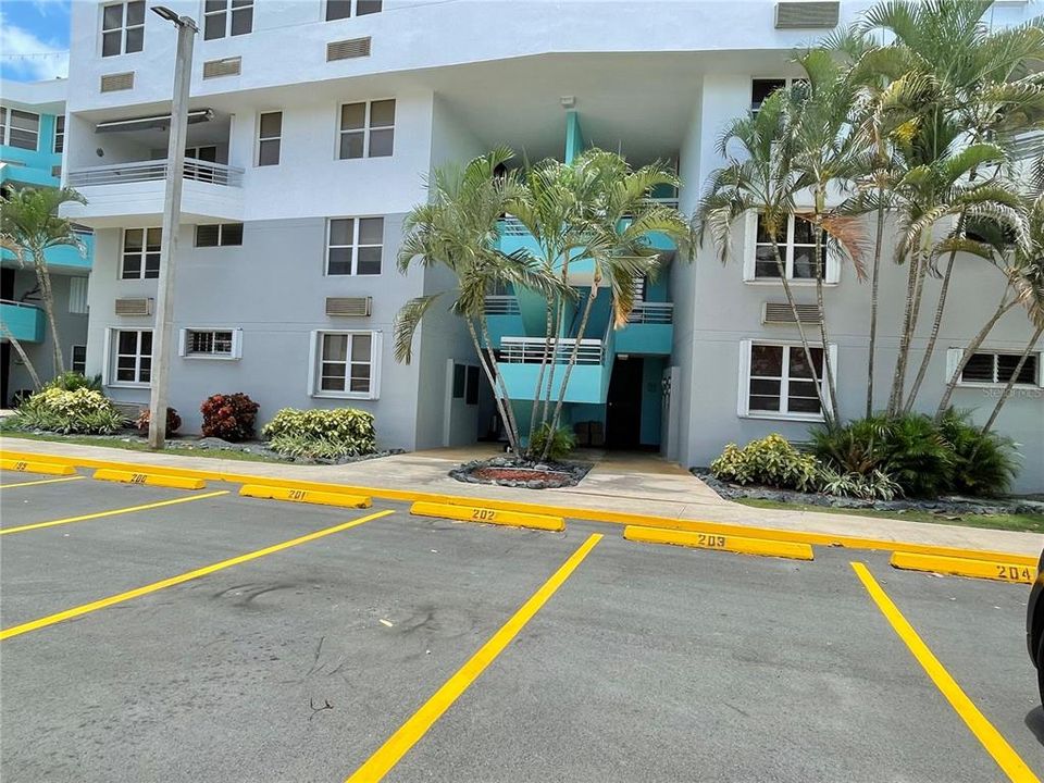 Recently Sold: $300,000 (3 beds, 2 baths, 1298.94 Square Feet)