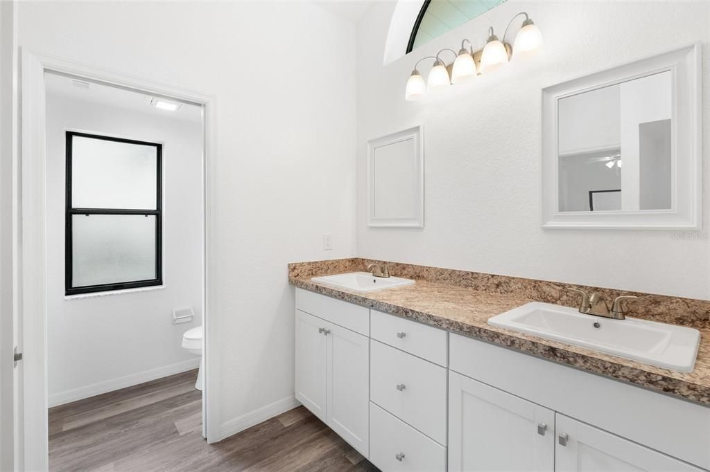 Dual Sinks in En Suite with Separate Toilet