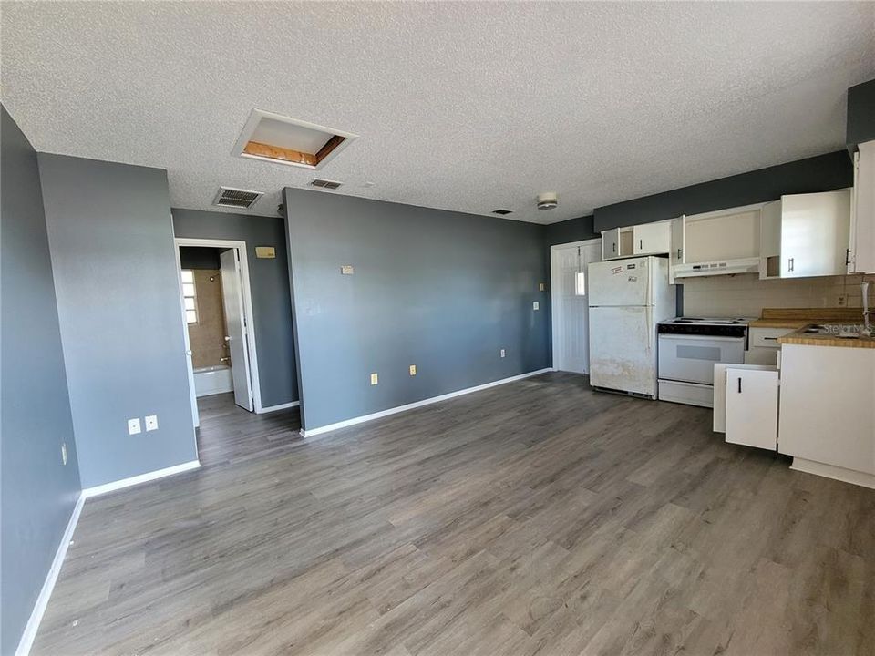 Recently Rented: $1,050 (2 beds, 1 baths, 1040 Square Feet)