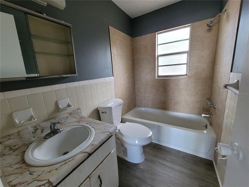 Recently Rented: $1,050 (2 beds, 1 baths, 1040 Square Feet)