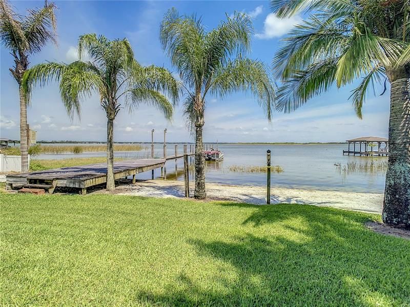 Lake Hamilton is a "white sand bottom" lake and provides a great white sand beach for kids to play or adults to sit and relax.