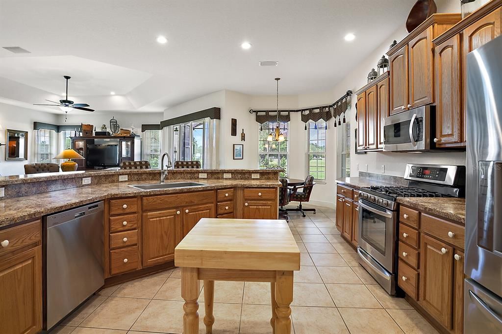 Eat in kitchen with Stainless appliances