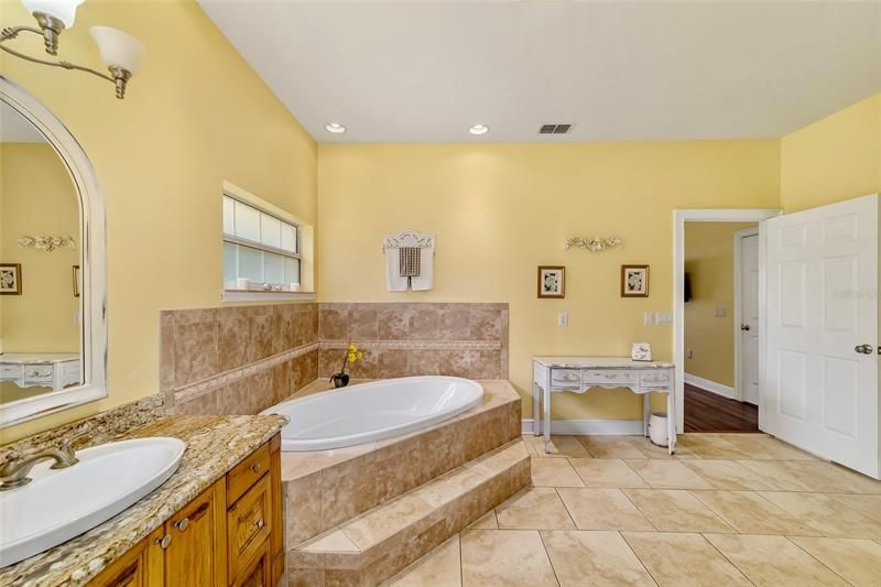 最近售出: $399,900 (3 贝兹, 2 浴室, 2021 平方英尺)
