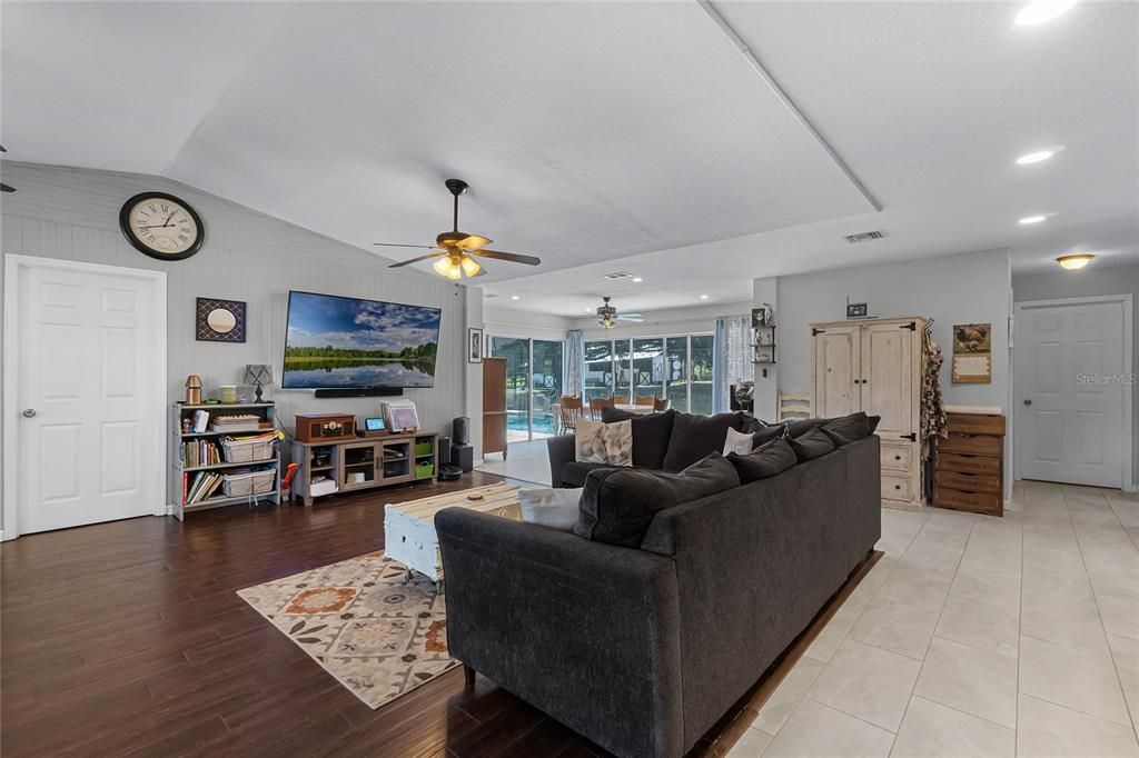 Recently Sold: $599,000 (3 beds, 2 baths, 1522 Square Feet)