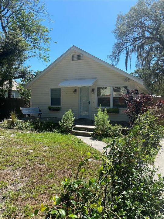 Recently Sold: $284,000 (2 beds, 1 baths, 864 Square Feet)