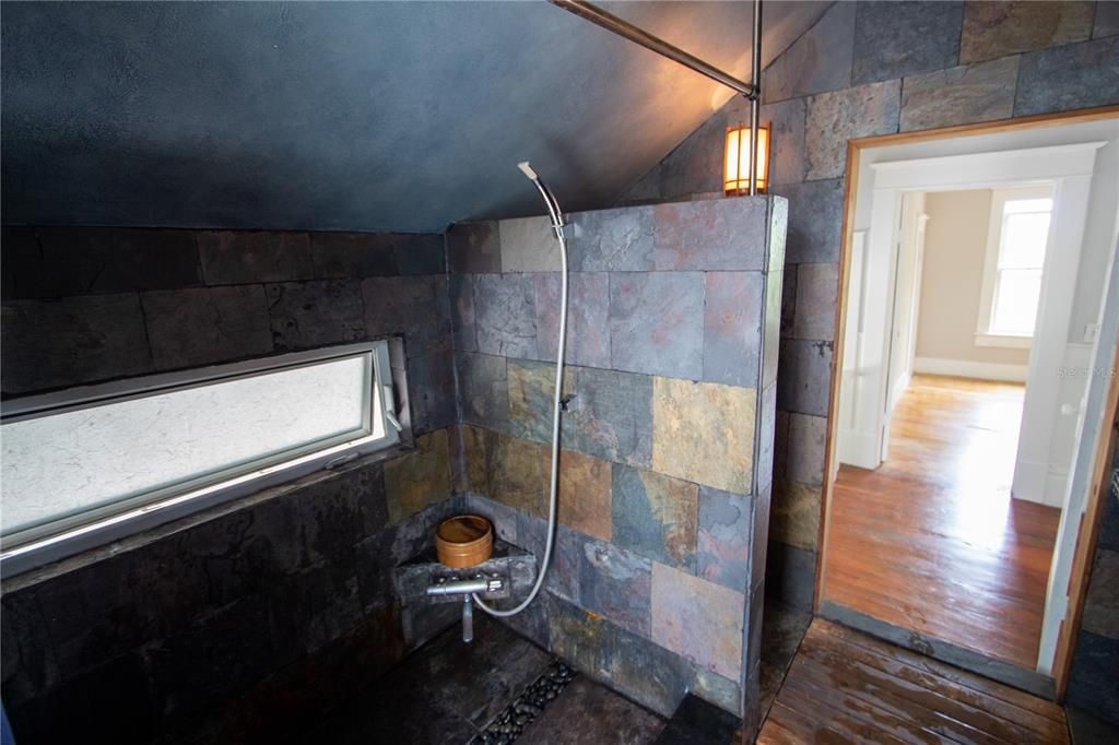 最近售出: $365,000 (4 贝兹, 2 浴室, 1679 平方英尺)