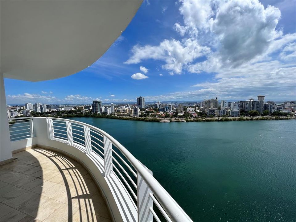 Recently Sold: $1,895,000 (3 beds, 2 baths, 2410 Square Feet)
