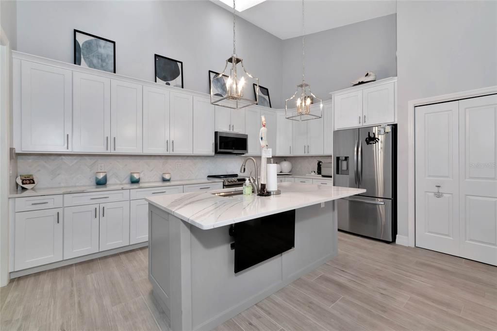 Recently Sold: $580,000 (2 beds, 2 baths, 2048 Square Feet)