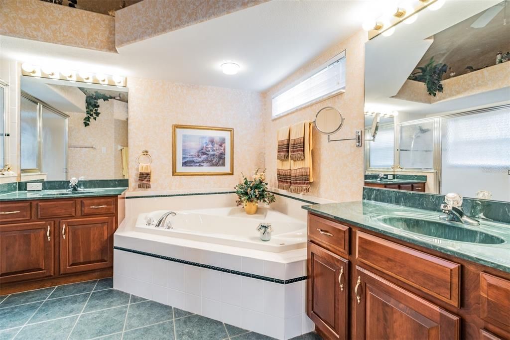 最近售出: $450,000 (3 贝兹, 3 浴室, 2104 平方英尺)