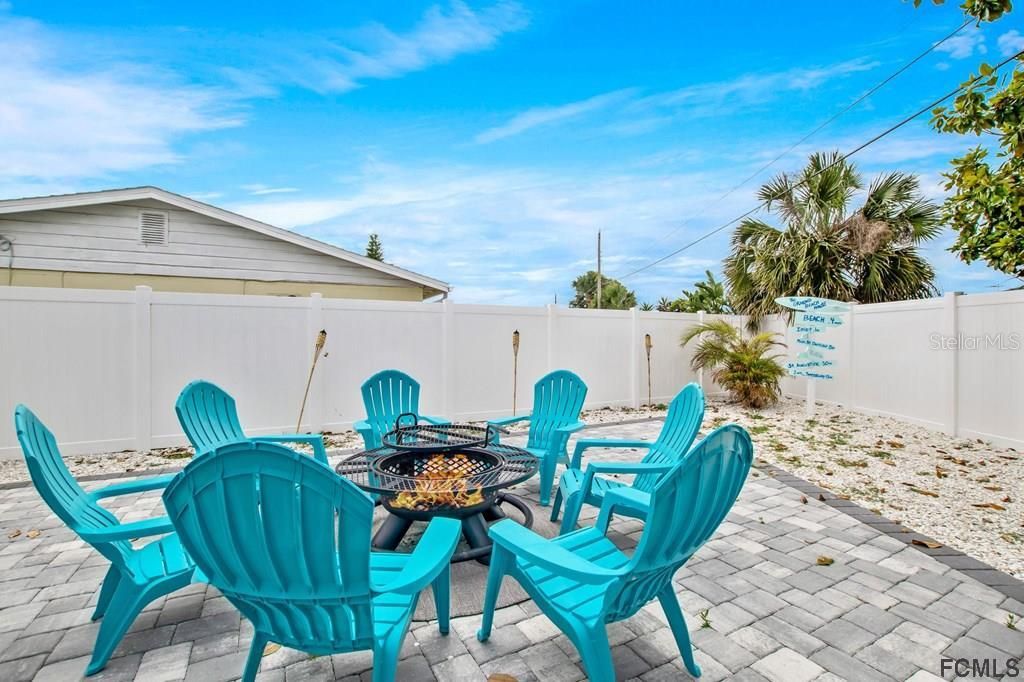 Recently Sold: $375,000 (2 beds, 1 baths, 924 Square Feet)