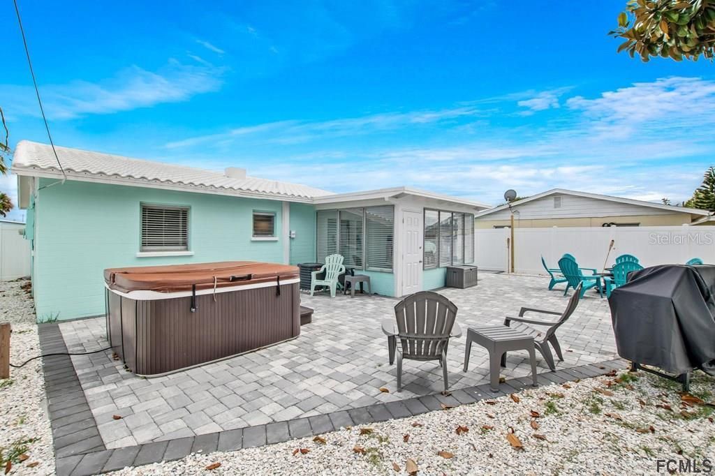 Recently Sold: $375,000 (2 beds, 1 baths, 924 Square Feet)