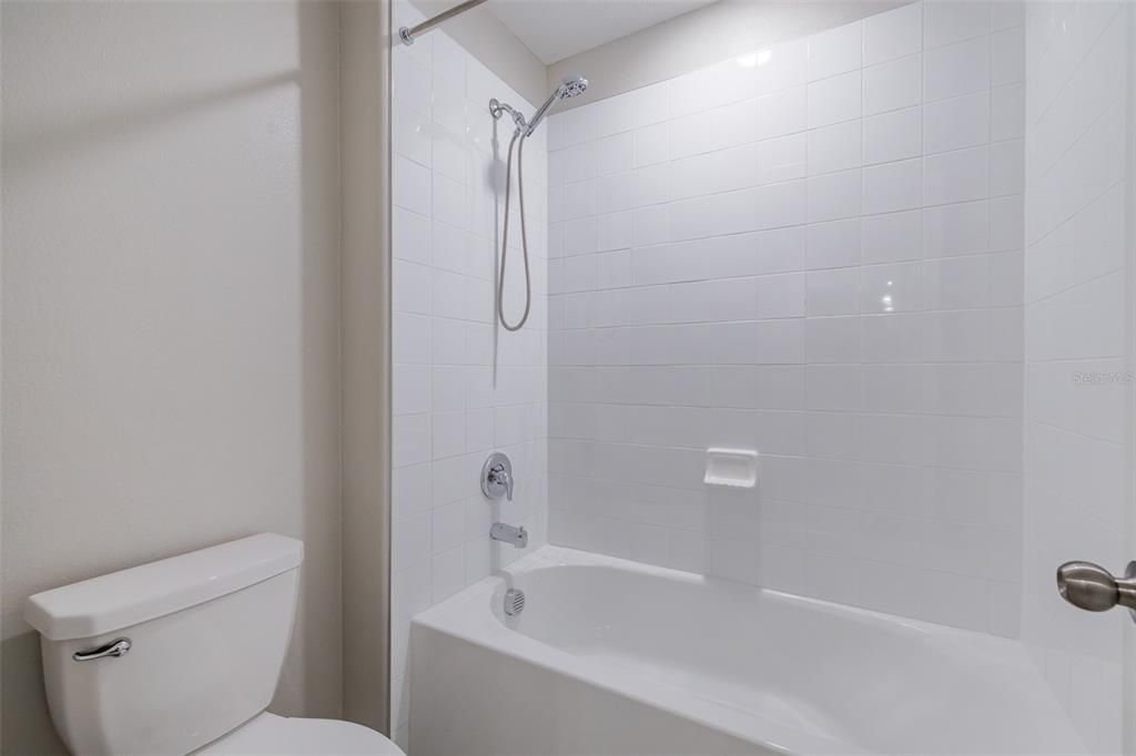 Bathroom 3 shower/tub with handheld shower head