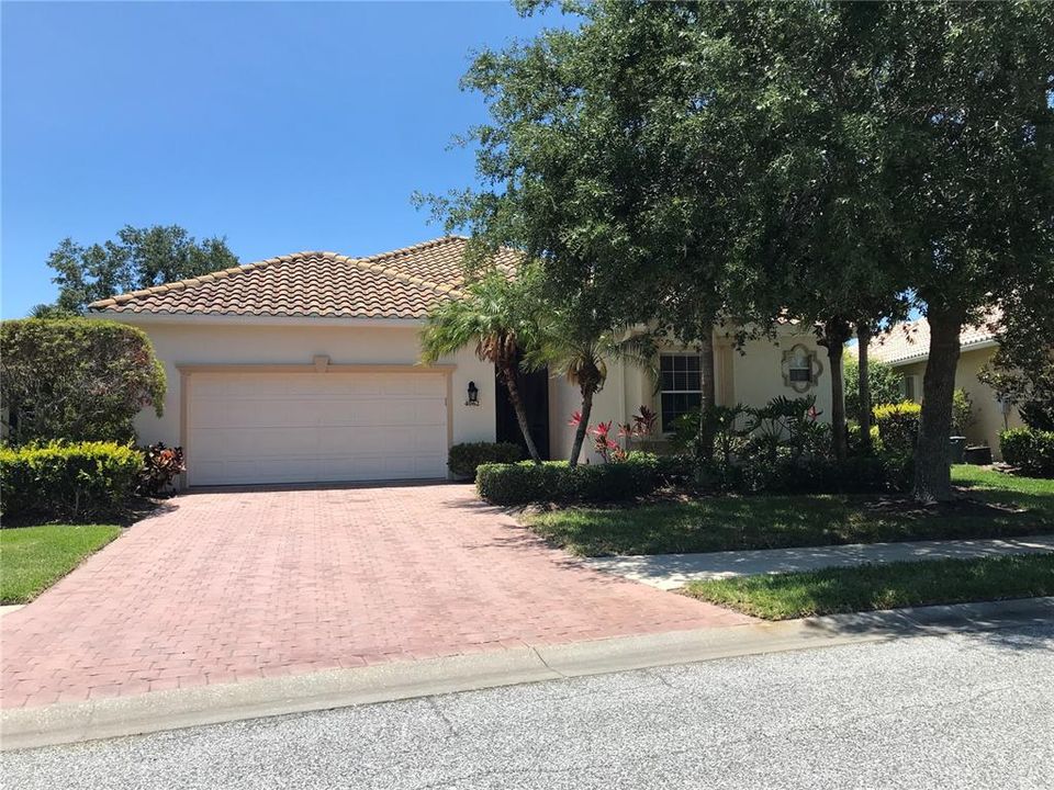 Recently Sold: $650,000 (4 beds, 2 baths, 2601 Square Feet)