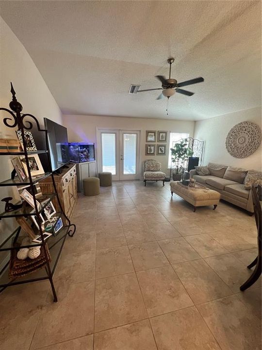 Recently Sold: $370,000 (4 beds, 2 baths, 1623 Square Feet)