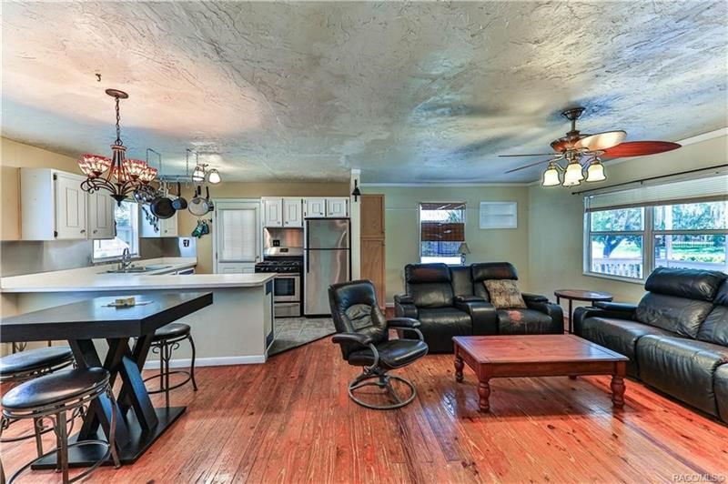 Recently Sold: $169,900 (2 beds, 1 baths, 897 Square Feet)