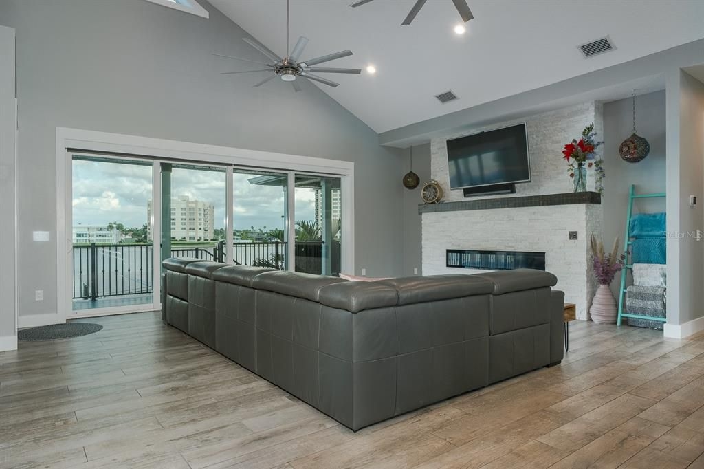 Recently Sold: $4,900,000 (4 beds, 3 baths, 3893 Square Feet)