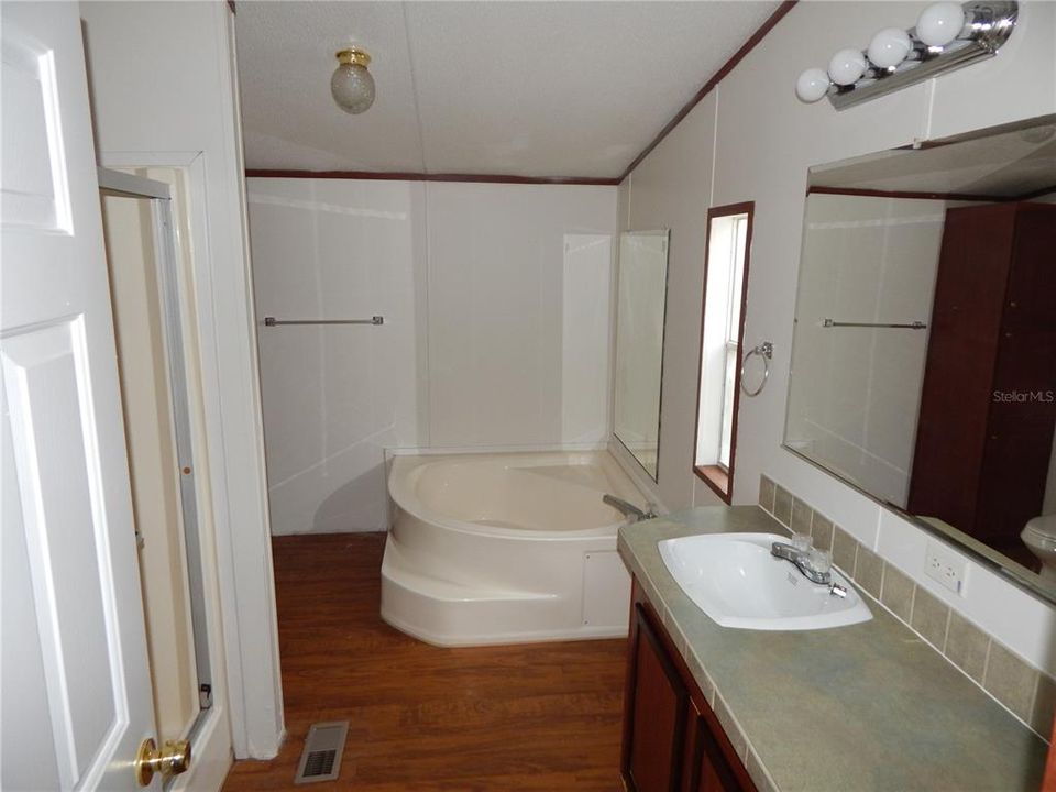 最近售出: $174,900 (4 贝兹, 2 浴室, 1512 平方英尺)
