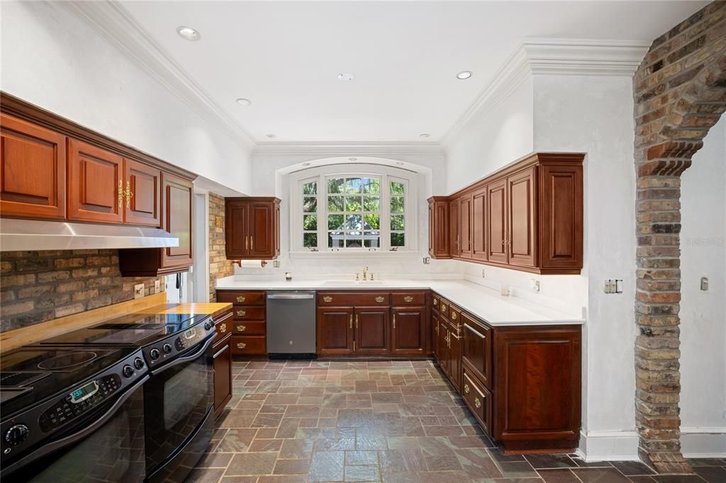 Recently Sold: $3,145,000 (7 beds, 7 baths, 7978 Square Feet)