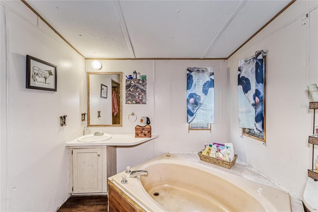 最近售出: $176,000 (2 贝兹, 2 浴室, 924 平方英尺)
